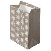 Ikat Snowflakes - Taupe tan und weiß Mittlere Geschenktüte (Vorderseite Schrägansicht)