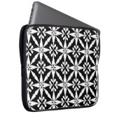 Ikat Star Pattern - Schwarz und Weiß Laptopschutzhülle (Vorne Rechts)