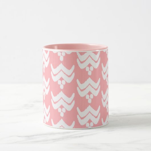 Ikat Stilisierte Flora - Korallenrosa und Weiß Tasse (Zentrum)