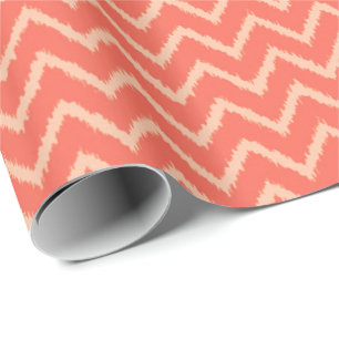 Ikat Zickzack Muster in der korallenroten Orange Geschenkpapier