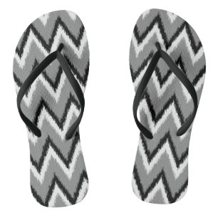 Ikat Zickzack Streifen - grau/grau, schwarz/weiß Badesandalen