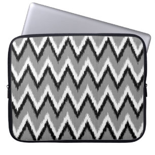 Ikat Zickzack Streifen - grau/grau, schwarz/weiß Laptopschutzhülle