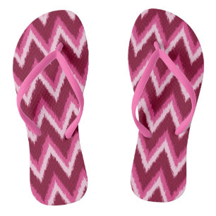 Ikat Zickzack Stripes - Burqundy, Rose und Rosa Badesandalen