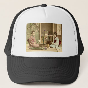 Ikebana - schöne Kimono-Mädchen, die Blumen Truckerkappe