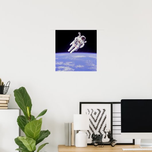 Ikonischer Spacewalk über die Erde Poster (Heimbüro)