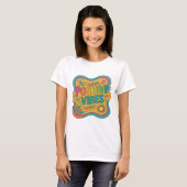 Ikonisches Rosa POSITIVE VIBES Statement-Design T-Shirt (Vorne ganz)