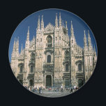 "Il Duomo, Milano" Magnet<br><div class="desc">Il Duomo ist eine fantastische Kirche im Herzen von Mailand, Italien. Es wurde von 1386 bis 1813 erbaut und ist eine der größten gotischen Kirchen der Welt, auch wenn Renaissance und neoklassizistische Stile vorhanden sind. Seine Fassade ist mit 3400 Persönlichkeiten aus Naturstein an allen Wänden geschmückt, einem Marmorwerk, das von...</div>