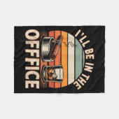 I'll Be In The Office Cigar - Bourbon Whiskey Dad Fleecedecke (Vorderseite (Horizontal))