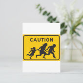 Illegale Außerirdischen, die das Autobahnzeichen ü Postkarte (Stehend Vorderseite)