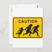 Illegale Außerirdischen, die das Autobahnzeichen ü Postkarte (Vorne/Hinten)