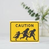 Illegale Außerirdischen, die das Autobahnzeichen ü Postkarte