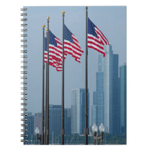Illinois, Chicago. Navy Pier, US-Flaggen wehend Notizblock