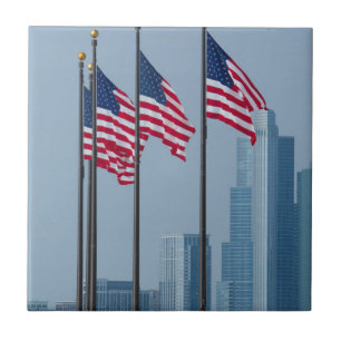 Illinois, Chicago. Navy Pier, wehende US-Flaggen Fliese