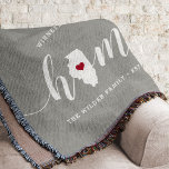 Illinois Zuhause Staat Personalisiert Rustikal Decke<br><div class="desc">Zeigen Sie Zuhause-Staatsstolz mit dieser niedlichen rustikalen grauen Werftdecke mit "Zuhause" in weißer Kalligrafie-Schrift, die mit einer Silhouette des Staat von Illinois für den Buchstaben "O" stehend ist. Eine rosa Herzillustrierung in der Staat-Karte vervollständigt das Design; Sie können die Herzposition in Ihrer Zuhause-Stadt ändern, indem Sie das Design-Tool öffnen und...</div>