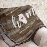 Illinois Zuhause Staat Personalisierte Holzaussich Decke<br><div class="desc">Zeigen Sie Zuhause-Staatsstolz mit diesem niedlichen rustikalen Imitat Holzplankendecke mit "Zuhause" in weißer Kalligrafie-Schrift, die mit einer Silhouette des Staat von Illinois für den Buchstaben "O" stehend ist. Eine rosa Herzillustrierung in der Staat-Karte vervollständigt das Design; Sie können die Herzposition in Ihrer Zuhause-Stadt ändern, indem Sie das Design-Tool öffnen und...</div>