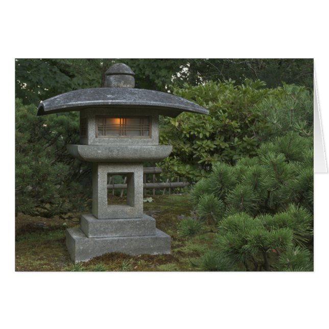 Illuminated stone lantern in Japanese Garden (Vorderseite (Horizontal))