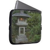 Illuminated stone lantern in Japanese Garden Laptopschutzhülle (Vorne Rechts)
