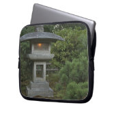 Illuminated stone lantern in Japanese Garden Laptopschutzhülle (Vorderseite Links)