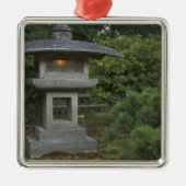 Illuminated stone lantern in Japanese Garden Silbernes Ornament (Vorne)