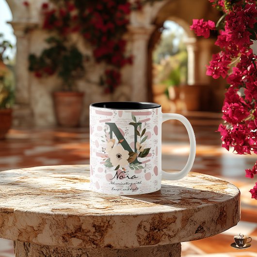 Illuminieren des Boho Chic mit Nora Floral Initial Zweifarbige Tasse