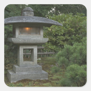 Illuminierte Steinlaterne im japanischen Garten Quadratischer Aufkleber