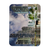 Illuminierte Türme am Wasser des Miami River Magnet (Vertikal)