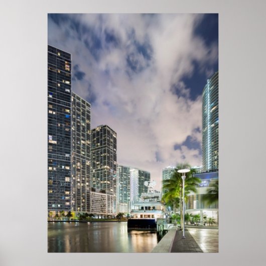 Illuminierte Türme am Wasser des Miami River Poster (Vorne)