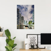 Illuminierte Türme am Wasser des Miami River Poster (Heimbüro)