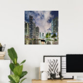 Illuminierte Türme am Wasser des Miami River Poster (Heimbüro)