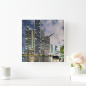 Illuminierte Türme am Wasser des Miami River Quadratische Wanduhr (Zuhause)