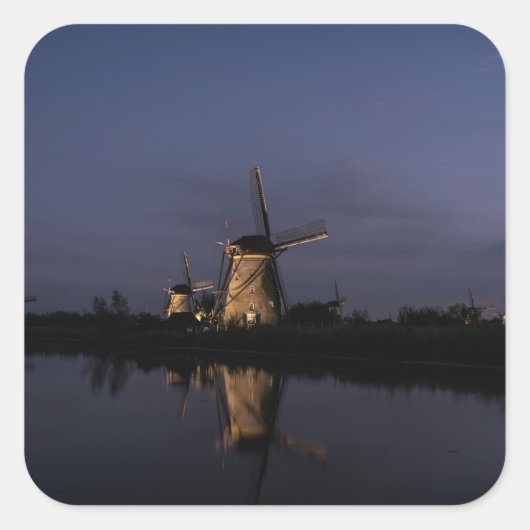 Illuminierte Windmühle auf Blue-Hour-Aufkleber Quadratischer Aufkleber (Vorderseite)