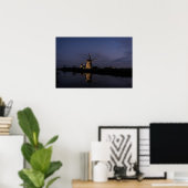 Illuminierte Windmühle auf Blue Hour Poster (Heimbüro)