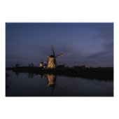 Illuminierte Windmühle im Blue Hour Foto (Vorne)