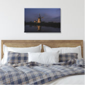 Illuminierte Windmühle in Blue Hour-Leinwand Leinwanddruck (Insitu (Schlafzimmer))
