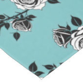 Illustrated Black And White Roses  Tischdecke (Schrägansicht)