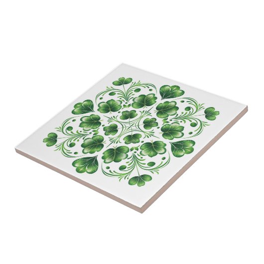 Illustration der irischen grünen keltischen Clover Fliese (Seite)