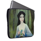 Illustration der schönen Frau im Wald Laptopschutzhülle (Vorne Rechts)