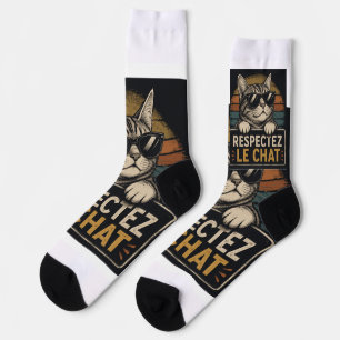 Illustration einer Katze mit Brille und Typografie Socken