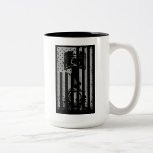Illustration eines distressed USA-Flagge-Piston-Mu Zweifarbige Tasse