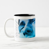 Illustration eines Mannes, der eine Kappe der Zweifarbige Tasse (Links)