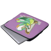 Illustration eines Plateosaurus, der die Harfe spi Laptopschutzhülle (Vorne Knopf)