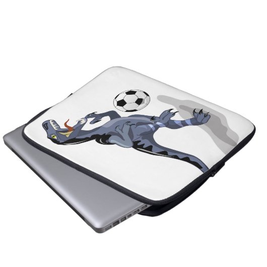 Illustration eines Raptor Dinosauriers, der Fußbal Laptopschutzhülle (Vorne Knopf)