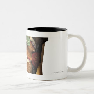 Illustration eines Sarges füllte mit Schnellimbiß Zweifarbige Tasse