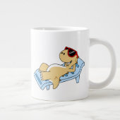 Illustration eines Sonnenbades Tyrannosaurus Rex. Jumbo-Tasse (Rechts)