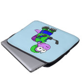 Illustration eines Spinosaurus-Hockeyspielers. Laptopschutzhülle (Vorne Knopf)