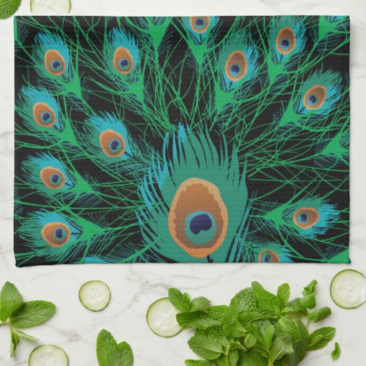 Illustration mit Pfau-Federn auf Schwarzem Geschirrtuch (Gefaltet)