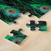 Illustration mit Pfau-Federn auf Schwarzem Puzzle (Seite)