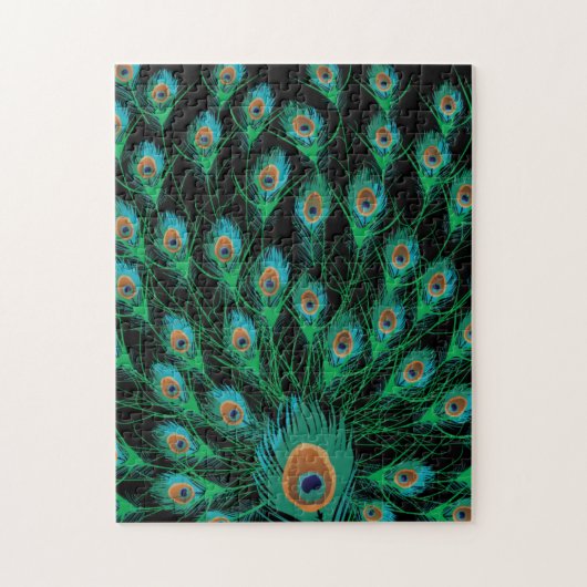 Illustration mit Pfau-Federn auf Schwarzem Puzzle (Vertikal)