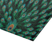 Illustration mit Pfau-Federn auf Schwarzem Schneidebrett (Ecke)