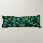 Illustration mit Pfau-Federn auf Schwarzem Seitenschläferkissen (Rückseite)